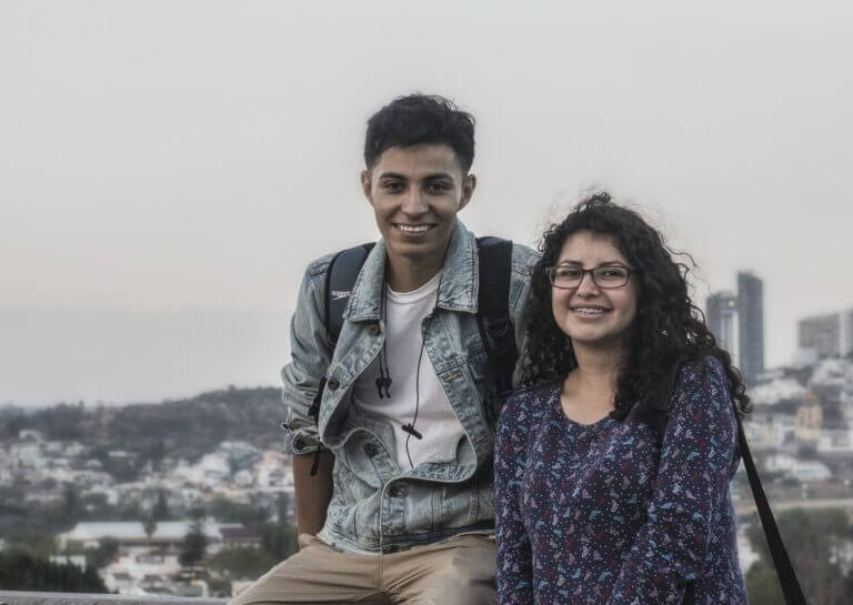 La nota es sobre una demanda que presentaron al gobierno los beneficiarios del programa DACA. La foto es ilustrativa y muestra el reencuentro de una familia.