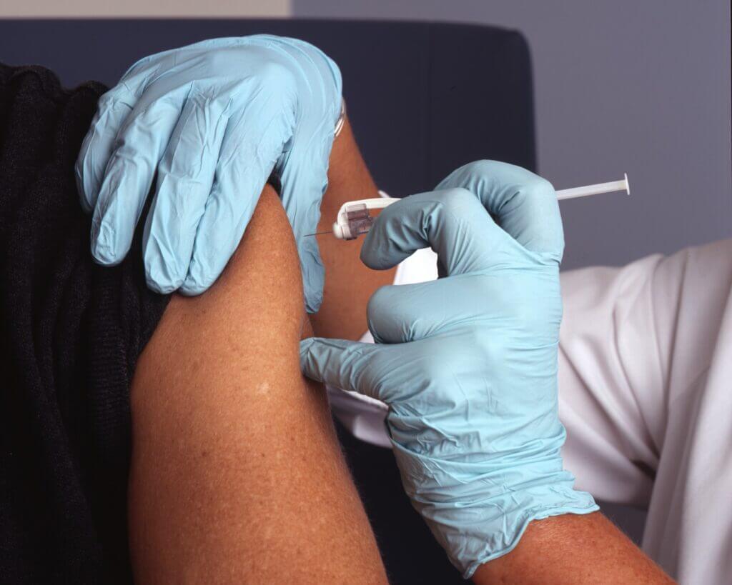 Este artículo habla sobre quienes pueden recibir la vacuna contra el COVID 19. La imagen es acorde.