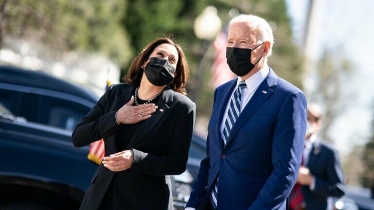 La nota trata sobre la crítica de los senadores republicanos al manejo de la crisis en la frontera de México y Estados Unidos por parte de Biden y Harris. La foto los muestra a estos dos funcionarios.