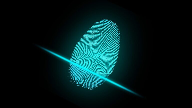 La nota anuncia que USCIS suspende hasta 2023 la toma de datos biométricos para ciertos trámites migratorios. La imagen es ilustrativa.
