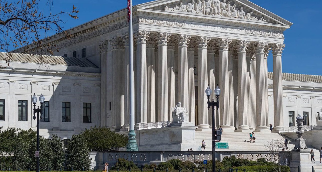 La nota trata sobre si puede un deportado arreglar papeles en los Estados Unidos. Se cuenta el caso exitoso del guatemalteco Niz Chavez. La imagen es del edificio de la Corte Suprema.