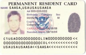 En la nota te contamos las 10 claves para gestionar el ajuste de estatus migratorio en Estados Unidos. La imagen es de una green card.