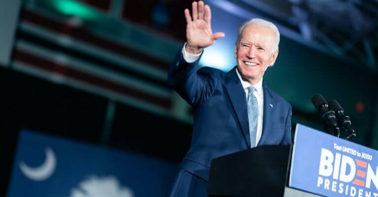 La nota es sobre la política de Trump y Biden en materia de derechos de los migrantes. La foto es del presidente Joe Biden.
