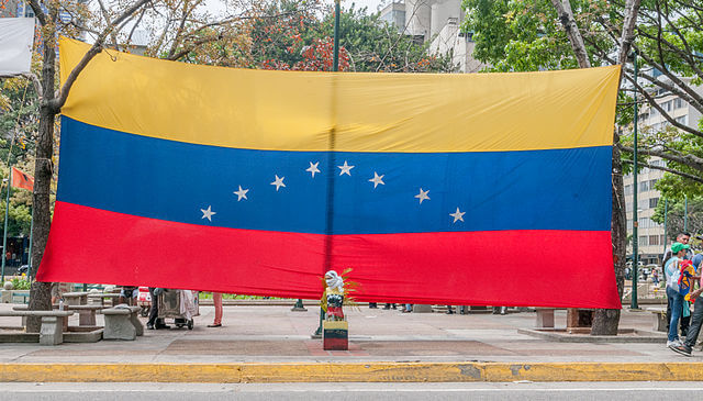 Esta nota es sobre la situación de los venezolanos en Estados Unidos. La foto es de una manifestación en la calle.
