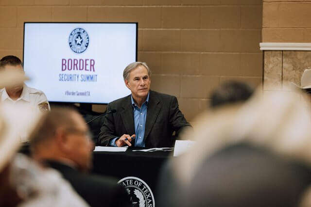 Nota sobre el debate respecto al cierre de la frontera de Texas con México. La foto es del gobernador de Texas Greg Abbott.