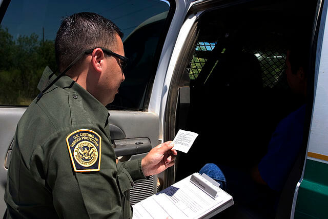 Nota informando sobre la deportación rápida en la frontera. La foto es de los agentes de la Patrulla Fronteriza. 