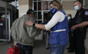 Nota informando sobre la deportación rápida en la frontera. La foto es de los agentes de ICE.