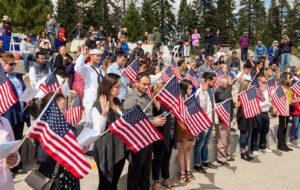 Nota informando los 10 pasos para obtener la ciudadanía americana. La foto es de una ceremonia de naturalización.