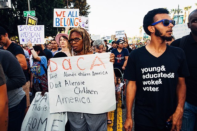 Noticia sobre las noticias de DACA más recientes. La imagen es de una manifestación en favor de la comunidad migrante en los Estados Unidos.