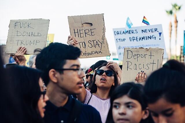 Noticia sobre las noticias de DACA más recientes. La imagen es de una manifestación en favor de la comunidad migrante en los Estados Unidos.