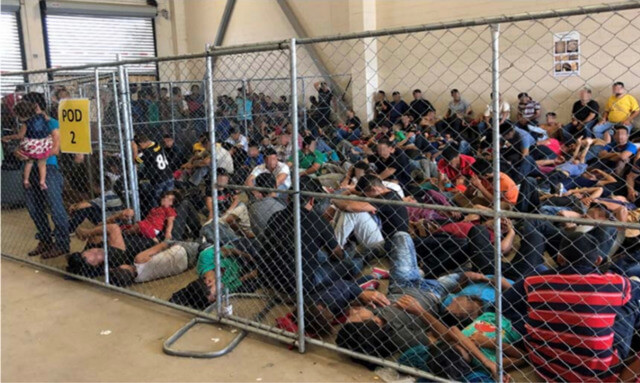 Nota proporcionando las últimas noticias de inmigración hoy que anuncian un control de inteligencia por parte del DHS para frenar la caravana de migrantes. La imagen es de personas aguardando en la frontera.