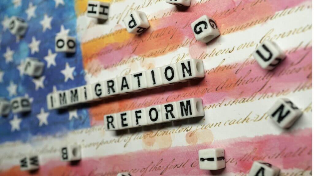 Nota sobre la reforma migratoria 2021 últimas noticias. La imagen es acorde.