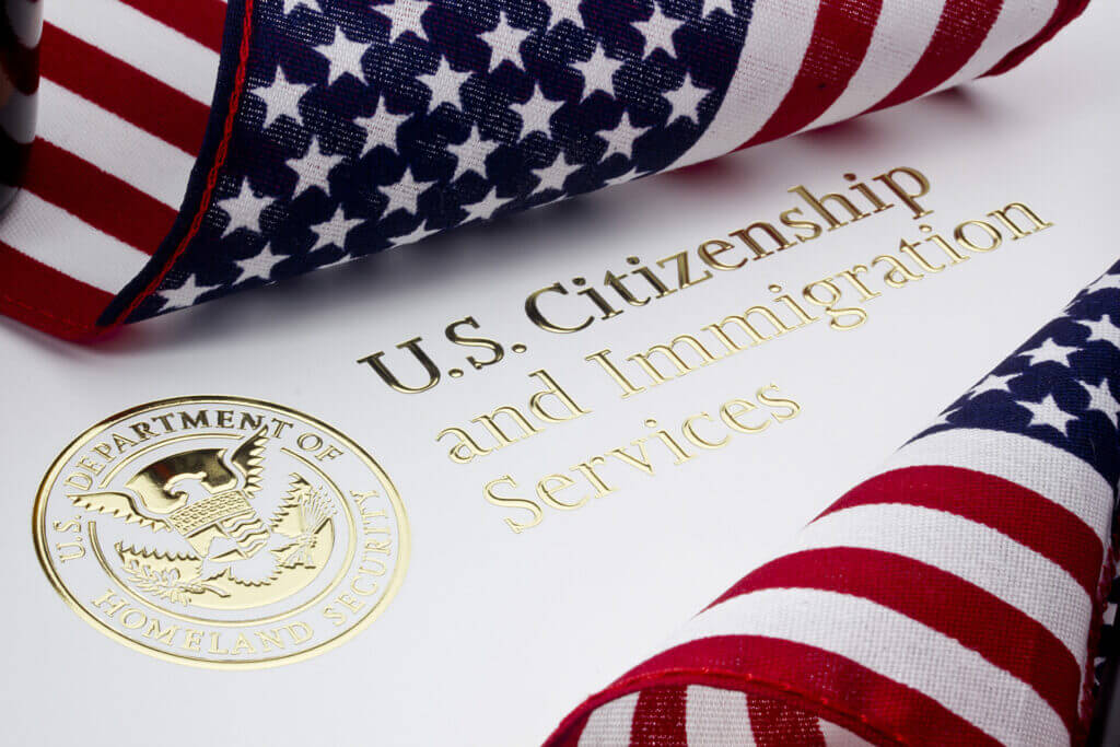Nota sobre la aplicación para la ciudadanía estadounidense. La imagen es acorde.