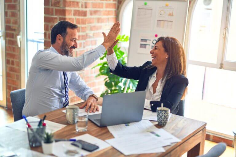 Nota titulada Permiso de trabajo: USCIS anuncia renovación automática. La foto es acorde.