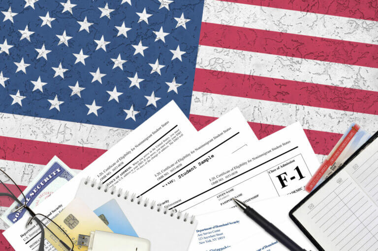 USCIS-INMIGRANTES-EXENCIONES-POR-PRESENCIA-ILEGAL