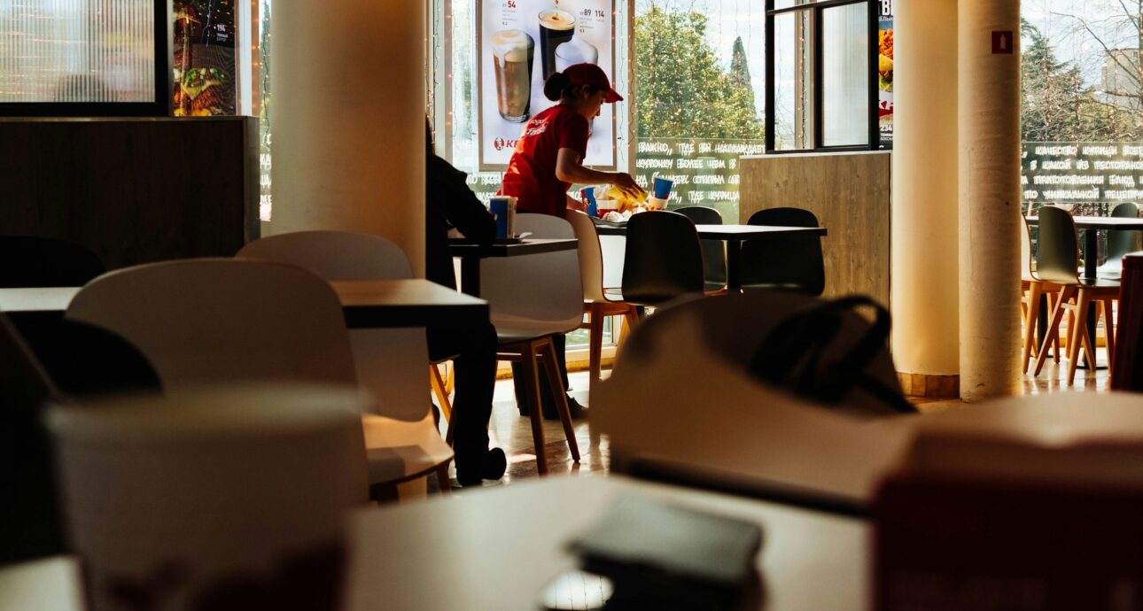 Las políticas migratorias en Estados Unidos, en el centro del debate: inmigrantes del sector de hoteles y restaurantes, los afectados.