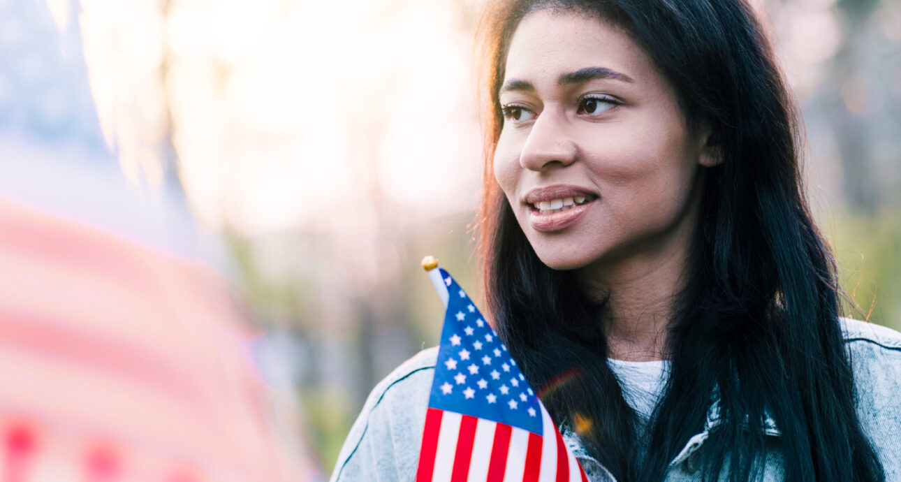 La ciudadanía americana representa el paso final del proceso migratorio para muchos residentes permanentes.