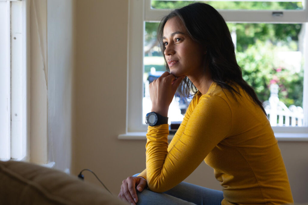 Mujer víctima espera por la Visa U en Estados Unidos, con tiempos de espera muy extensos.