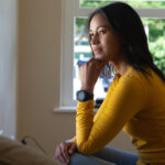 Mujer víctima espera por la Visa U en Estados Unidos, con tiempos de espera muy extensos.