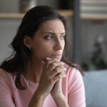 El ajuste de estatus en Estados Unidos es una de las vías legales más importantes para obtener la residencia permanente.