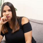 Mujer víctima espera por la Visa U en Estados Unidos, con tiempos de espera muy extensos.