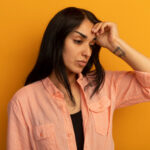 El ajuste de estatus con VAWA permite a ciertas víctimas de abuso solicitar la residencia permanente dentro de Estados Unidos.