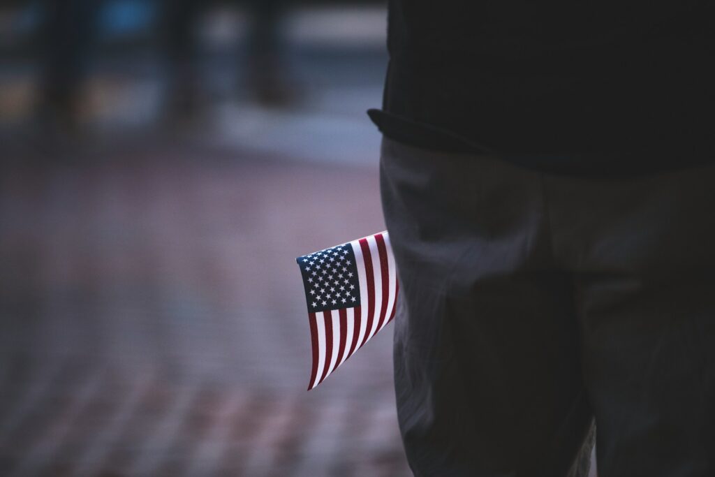 El ajuste de estatus continúa siendo uno de los caminos más utilizados en Estados Unidos para obtener la residencia permanente.