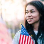 ¿Puede Donald Trump quitar la residencia en Estados Unidos a alguien que la obtuvo de forma legal?