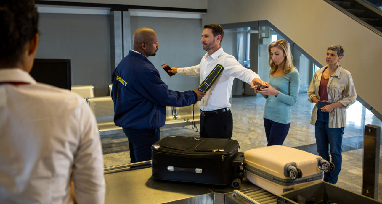 Cada vez son más los arrestos de ICE en aeropuertos.