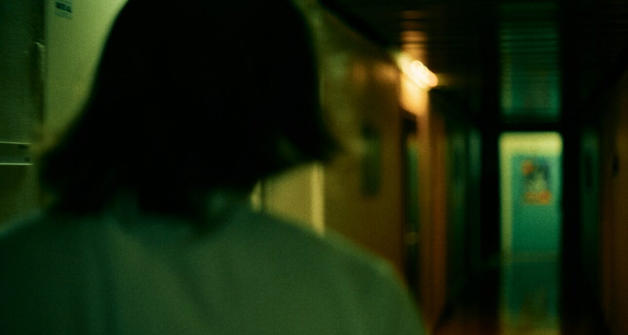 El ajuste de estatus con VAWA permite a ciertas víctimas de abuso solicitar la residencia permanente sin depender del agresor.