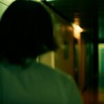 El ajuste de estatus con VAWA permite a ciertas víctimas de abuso solicitar la residencia permanente sin depender del agresor.