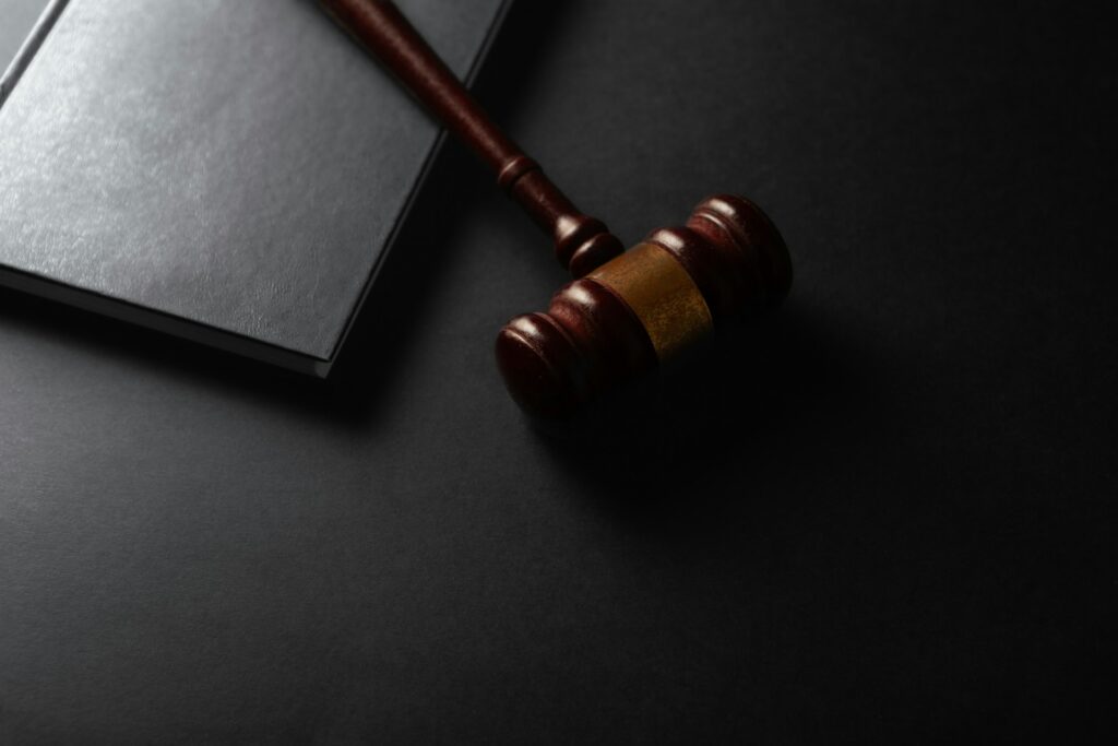 La última decisión de un juez sobre ajuste de estatus en Estados Unidos abre una nueva etapa para miles de migrantes con trámites detenidos.