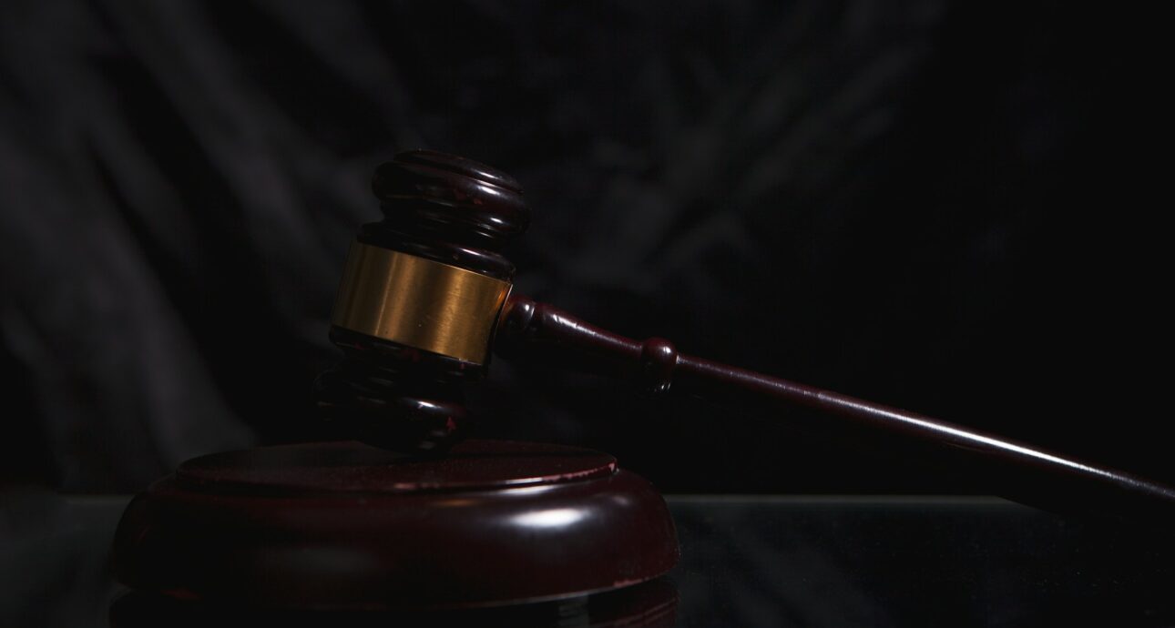 La última decisión de un juez sobre ajuste de estatus en Estados Unidos abre una nueva etapa para miles de migrantes con trámites detenidos.