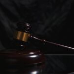 La última decisión de un juez sobre ajuste de estatus en Estados Unidos abre una nueva etapa para miles de migrantes con trámites detenidos.