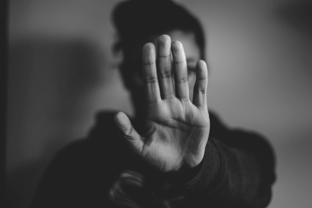 Negación de casos VAWA: qué está revisando Inmigración antes de aprobar la residencia
