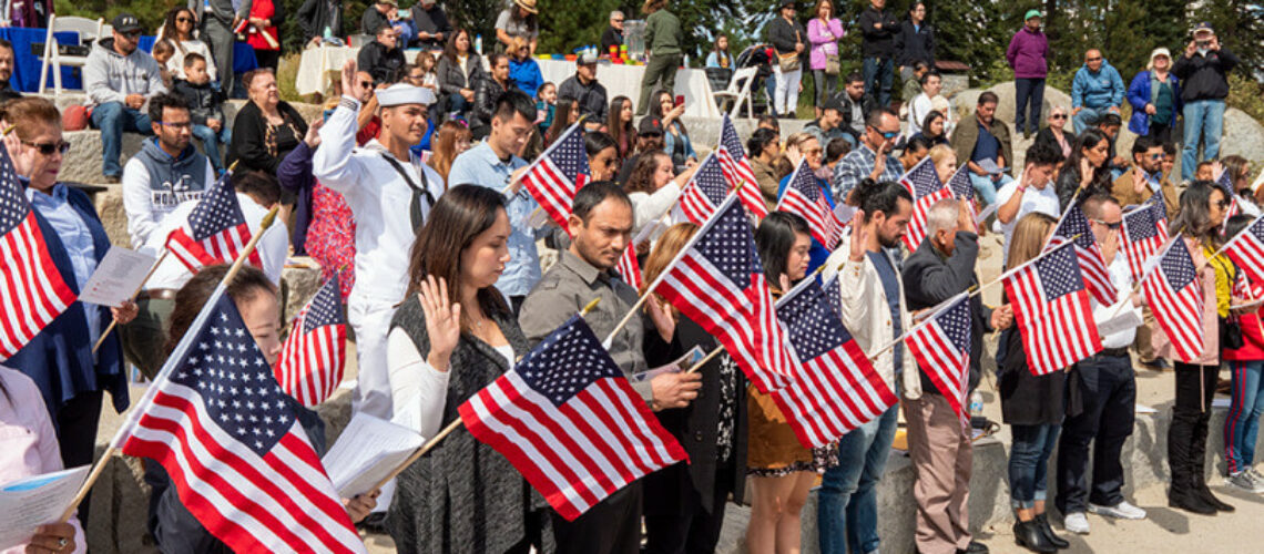 Nota informando los 10 pasos para obtener la ciudadanía americana. La foto es de una ceremonia de naturalización.