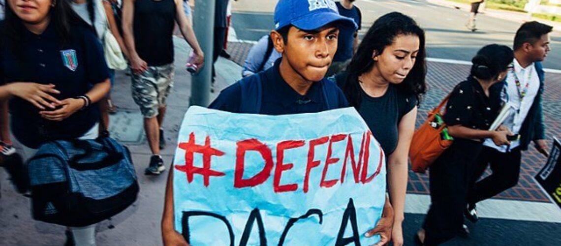 Nota informando sobre DACA Noticias. La imagen es de una marcha en favor de la protección a los Dreamers.