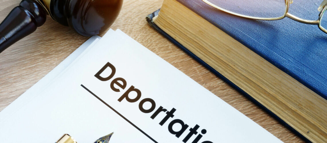 Una carta de deportacion sobre un escritorio con un martillo de juez