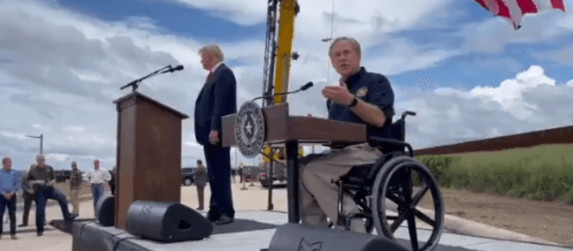 En la nota se informa sobre el reciente viaje de Donald Trump a la frontera de México y Estados Unidos. La foto es de él junto al gobernador de Texas, Greg Abbott.