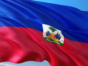 La noticia es sobre el anuncio de la renovación del TPS Hait. La foto muestra la bandera de ese país. 