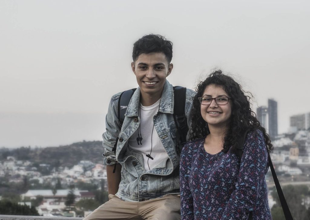 La nota es sobre una demanda que presentaron al gobierno los beneficiarios del programa DACA. La foto es ilustrativa y muestra el reencuentro de una familia.