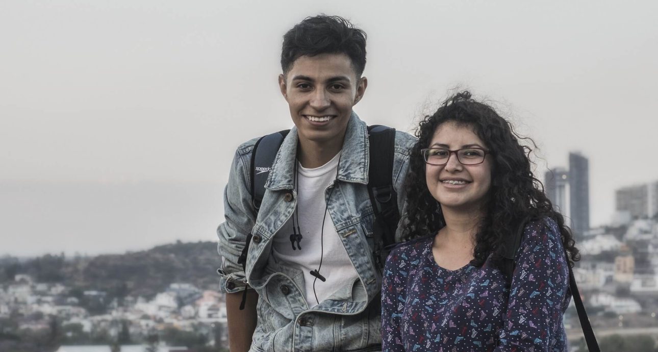 La nota es sobre una demanda que presentaron al gobierno los beneficiarios del programa DACA. La foto es ilustrativa y muestra el reencuentro de una familia.