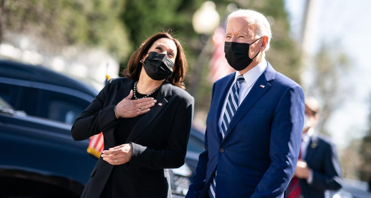 La nota trata sobre la crítica de los senadores republicanos al manejo de la crisis en la frontera de México y Estados Unidos por parte de Biden y Harris. La foto los muestra a estos dos funcionarios.