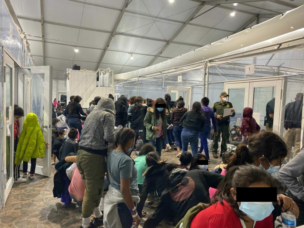 En esta nota hablamos sobre la disminución de los niños migrantes no acompañados que llegan a la frontera entre Estados Unidos Y México. La foto es de uno de los pasos fronterizos.