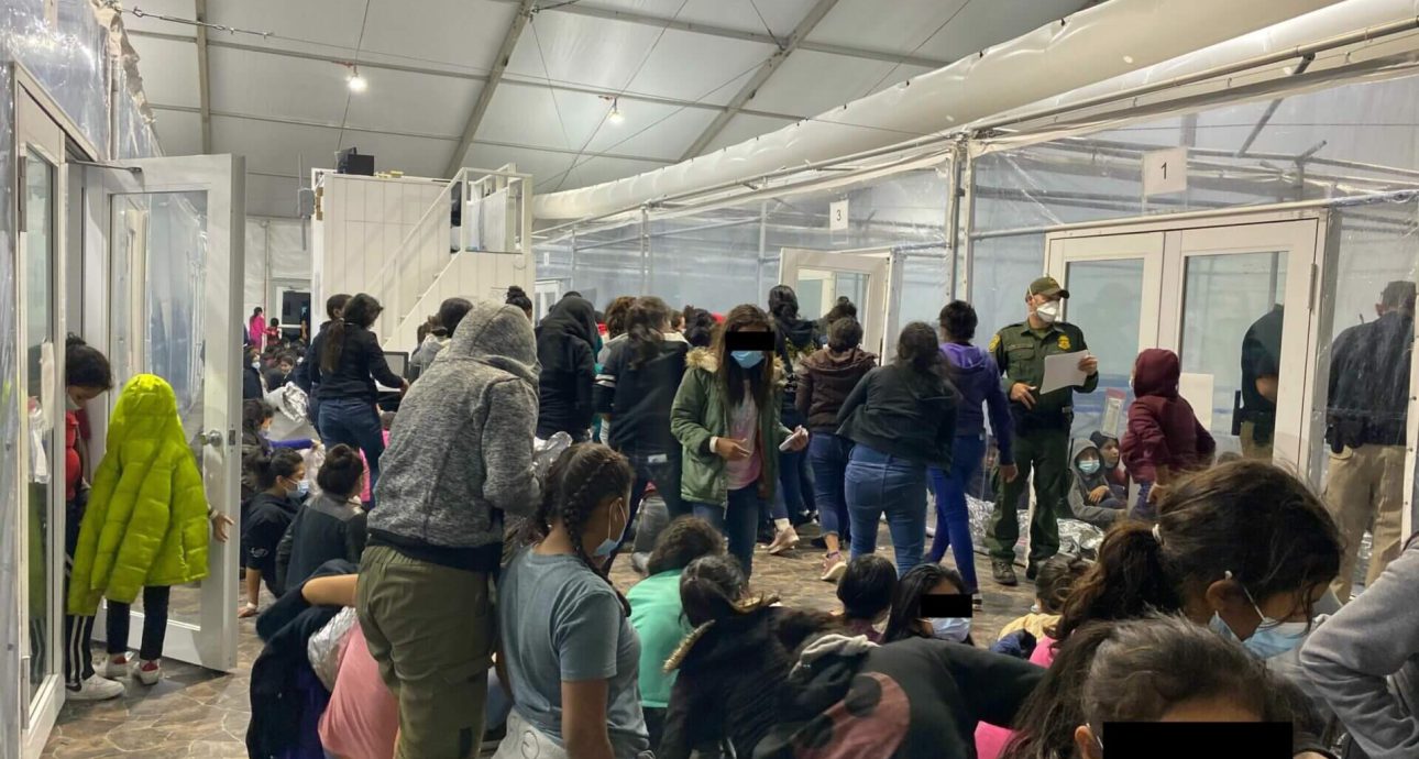 En esta nota hablamos sobre la disminución de los niños migrantes no acompañados que llegan a la frontera entre Estados Unidos Y México. La foto es de uno de los pasos fronterizos.