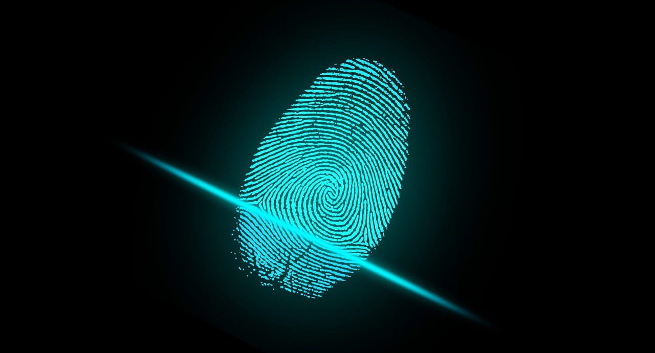 La nota anuncia que USCIS suspende hasta 2023 la toma de datos biométricos para ciertos trámites migratorios. La imagen es ilustrativa.