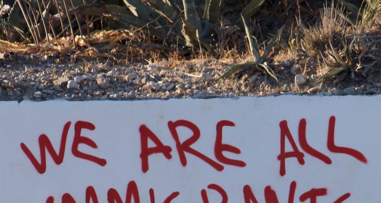 La noticia es sobre el anuncio de la renovación del TPS Haití. La foto dice "somos todos inmigrantes".