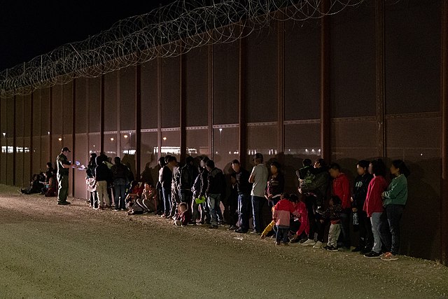 La nota es sobre la implementación de los "vuelos laterales" para expulsar a quienes cruzan la frontera de México y Estados Unidos sin papeles. La imagen es de la frontera.