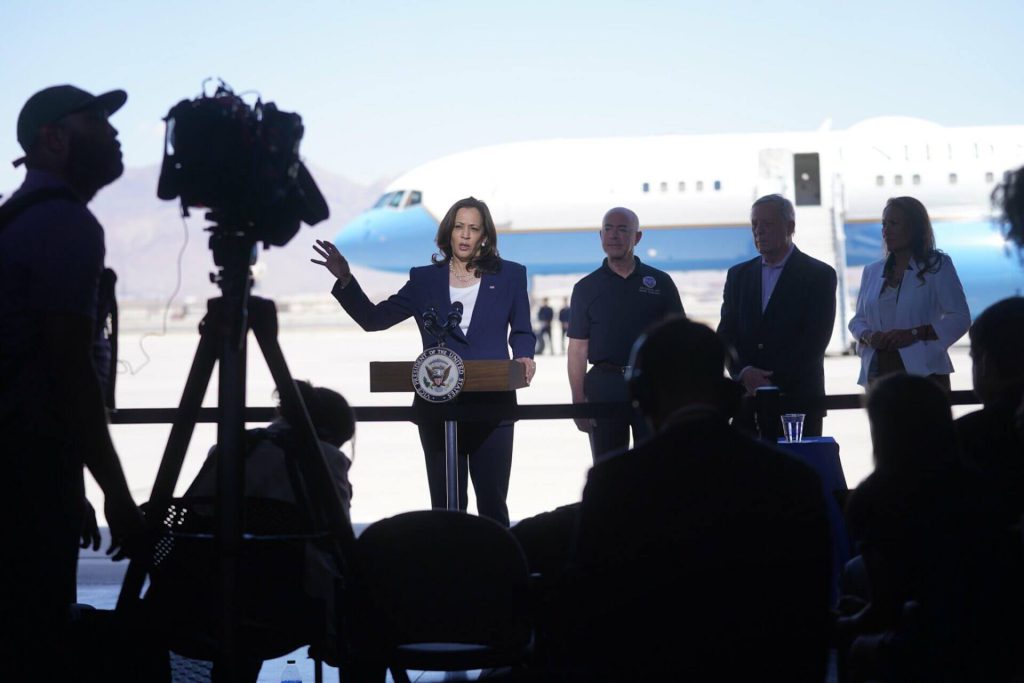 La nota informa sobre la visita de la vicepresidente Kamala Harris a la frontera México Estados Unidos. La foto muestra su llegada.