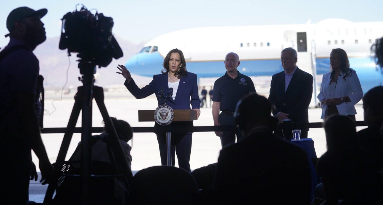 La nota informa sobre la visita de la vicepresidente Kamala Harris a la frontera México Estados Unidos. La foto muestra su llegada.